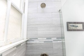Douche, sèche-cheveux, serviettes fournies