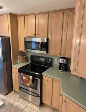 Fridge, microwave, stovetop, dishwasher - Sojourn | Sea Song Bungalow | 5 BR 3 BA (Norfolk)