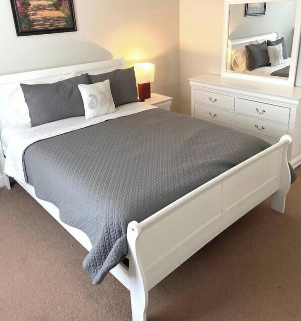 5 bedrooms, desk, iron/ironing board, travel cot - Sojourn | Sea Song Bungalow | 5 BR 3 BA (Norfolk)