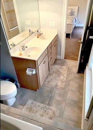 Shower, hair dryer, towels - Sojourn | Sea Song Bungalow | 5 BR 3 BA (Norfolk)