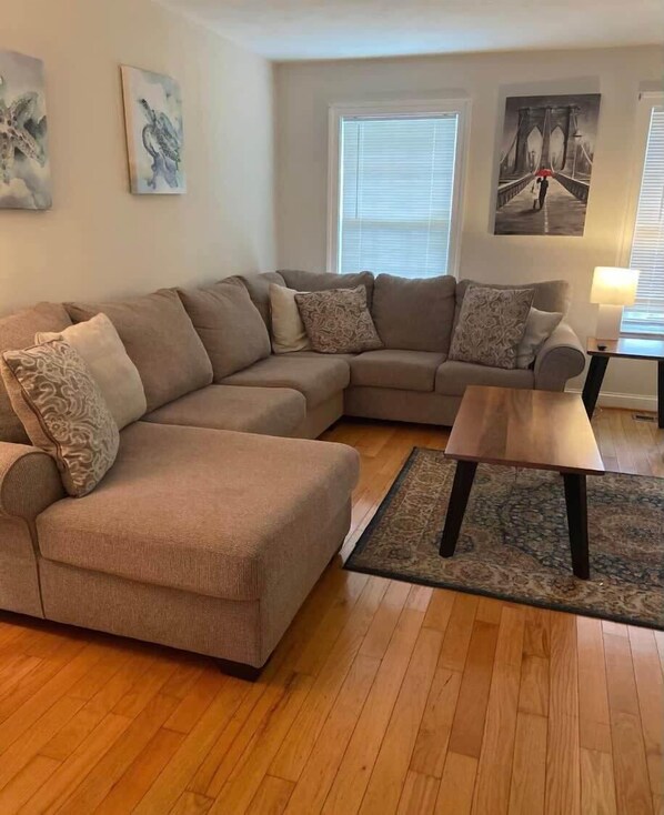 Una televisión, libros, una oficina