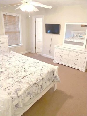 5 sovrum, skrivbord, strykjärn/strykbräda och resesäng