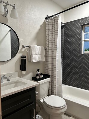 Shower, hair dryer, towels, soap - Cozy house in Bishop District (Dallas)