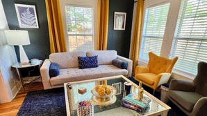 A living room with a sofa, armchairs, a coffee table, and a lamp. - Cozy house in Bishop District (Dallas)