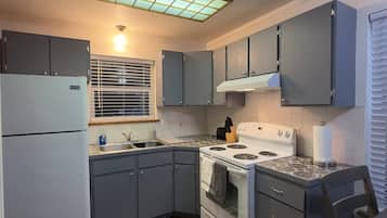 Frigorífico, horno, placa de cocina y cafetera o tetera