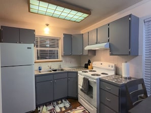 Réfrigérateur, four, plaque de cuisson, cafetière/bouilloire