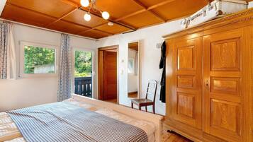 3 bedrooms, iron/ironing board, bed sheets