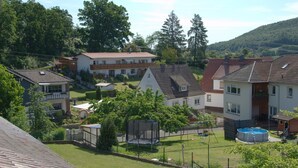 Un quartier résidentiel avec des maisons, un trampoline et une piscine.