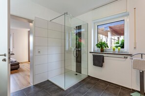 Dusj, toalettartikler (inkludert), hårføner og badekåper