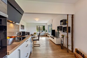 Frigorífico, microondas, horno y placa de cocina