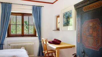 3 bedrooms, desk, free WiFi, bed sheets