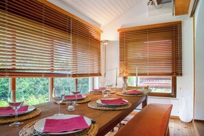 Dining - Holiday Home 'Ferienhaus Auszeithaus' with Private Terrace, Private Garden and Wi-Fi (Zell/Ebenhausen)