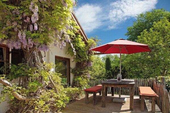 Outdoor dining - Holiday Home 'Ferienhaus Auszeithaus' with Private Terrace, Private Garden and Wi-Fi (Zell/Ebenhausen)