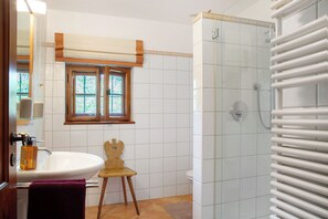 Douche, sĂšche-cheveux, serviettes fournies