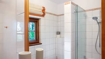 Shower, free toiletries, hair dryer, towels