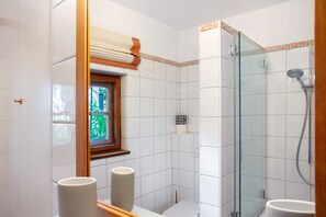 Dusche, kostenlose Toilettenartikel, Haartrockner, Handtücher
