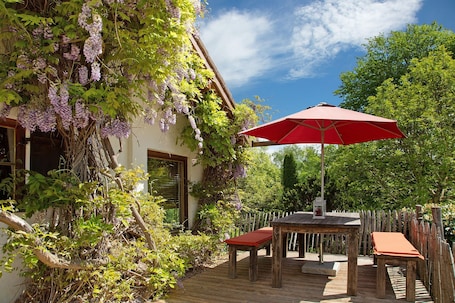 Outdoor dining. Holiday Home 'Ferienhaus Auszeithaus' with Private Terrace, Private Garden and Wi-Fi