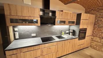 Kühlschrank, Mikrowelle, Ofen, Herdplatte