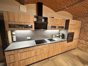 Frigorifero, microonde, forno, piano cottura