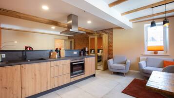 Fridge, oven, stovetop, dishwasher