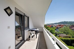 Outdoor dining - Apartment 'Ferienwohnung Lange' with Mountain View, Balcony and Wi-Fi (Waldstetten)