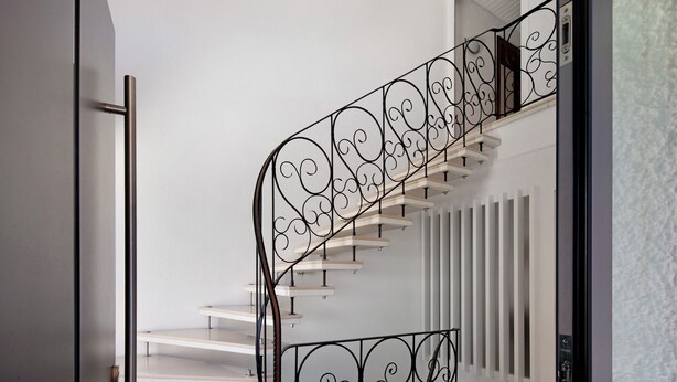 A modern staircase with a metal railing and white walls. - Apartment 'Ferienwohnung Lange' with Mountain View, Balcony and Wi-Fi (Waldstetten)