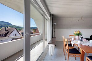 Outdoor dining - Apartment 'Ferienwohnung Lange' with Mountain View, Balcony and Wi-Fi (Waldstetten)