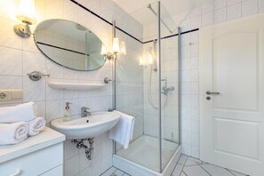 Dusche, kostenlose Toilettenartikel, Haartrockner, Handtücher