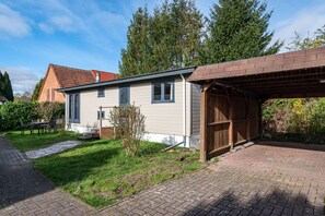 Exterior - Holiday Home "Bachstelze" with Private Garden & Wi-Fi (Klein Kussewitz)