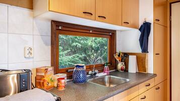 Réfrigérateur, micro-ondes, plaque de cuisson, cafetiÚre/bouilloire