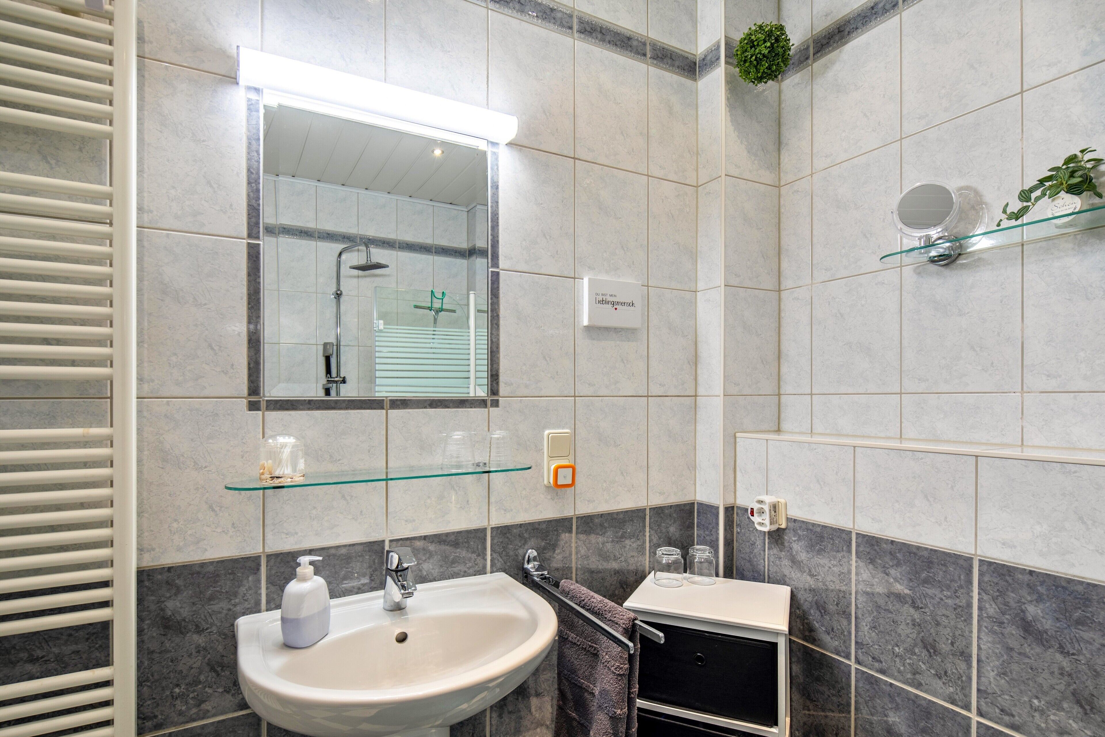 Regadera, secadora de cabello, toallas 