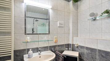 Regadera, secadora de cabello, toallas