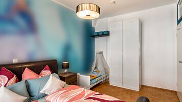 2 bedrooms, iron/ironing board, free WiFi, bed sheets