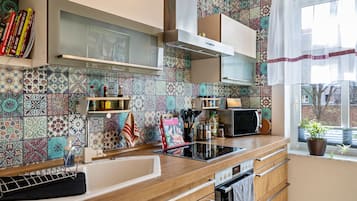 Frigorifero, microonde, forno, piano cottura