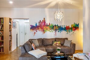 TV, DVD player - Apartment 'Balkon Apartment Shanti Lu' with Shared Garden, Balcony and Wi-Fi (Erfurt)