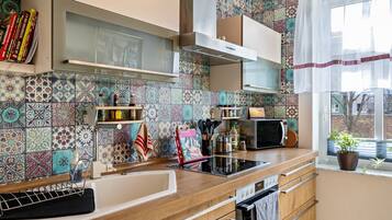 Kühlschrank, Mikrowelle, Ofen, Herdplatte