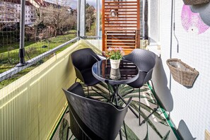 Outdoor dining - Apartment 'Balkon Apartment Shanti Lu' with Shared Garden, Balcony and Wi-Fi (Erfurt)
