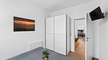 2 bedrooms, travel crib, free WiFi, bed sheets