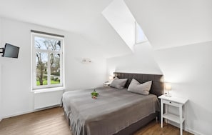 2 bedrooms, travel cot, free WiFi, bed sheets