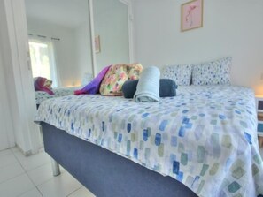 2 bedrooms, iron/ironing board, internet, bed sheets