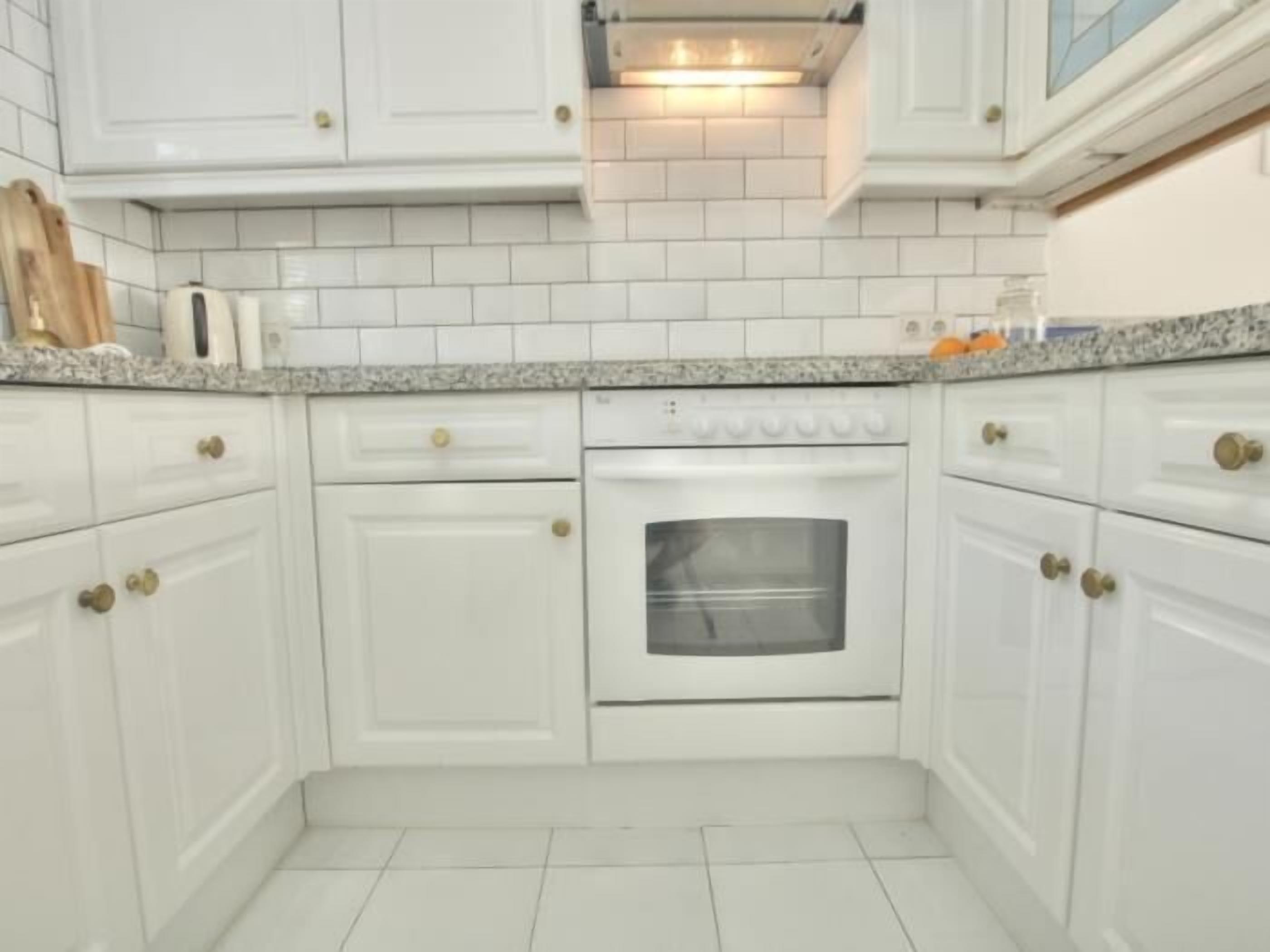 Kjøleskap, ovn, kaffetrakter/tekoker og brødrister