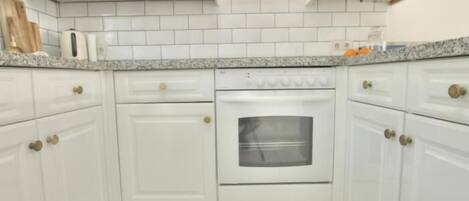 Fridge, oven, coffee/tea maker, toaster