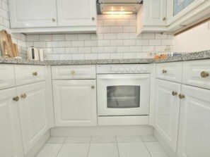 Réfrigérateur, four, cafetière/bouilloire, grille-pain