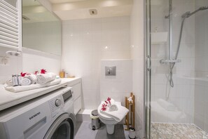 Ducha, secador de pelo, toallas