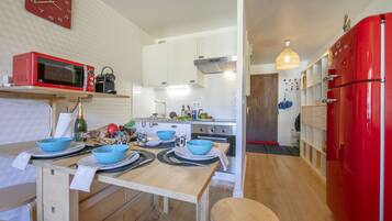 Een koelkast, een microgolfoven, een oven, een kookplaat