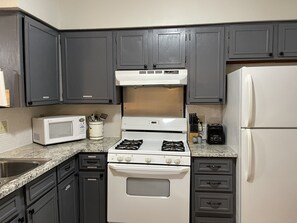 冷蔵庫、電子レンジ、オーブン、コンロ