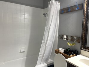 Hiustenkuivaaja, pyyhkeet, saippua, sampoo