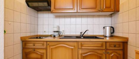 Køleskab, køkkentøj/tallerkener/redskaber