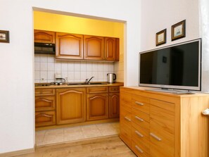 Fridge, cookware/dishes/utensils - Bungalow 8 by Interhome (Zinnowitz)