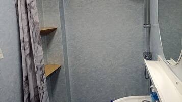 Douche, sĂšche-cheveux, papier toilette